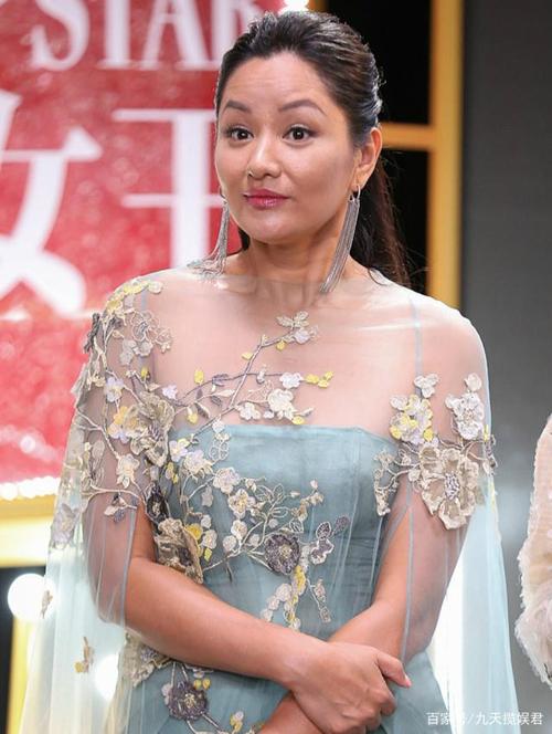 瞿颖48岁近照曝光,发福明显跟春晚上的她判若两人,转型做经纪人