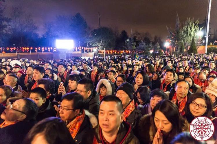 万人齐聚湛山欢庆新春,敲钟贺岁祝和平!
