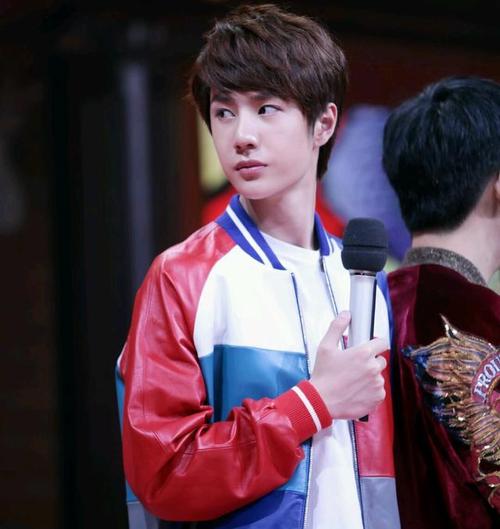 王一博从小到大容貌变化真的很大,由肉嘟嘟到五官立体