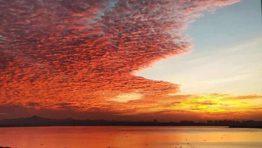 图源@半束折花算酒筹 洛阳江畔红霞飞,漫天红透, 连江水也被朝霞染红