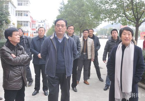 12月1日上午,县委书记卢捍卫带领相关部门负责人深入部分学校调研