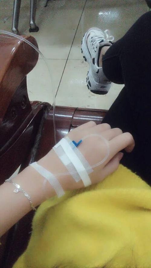 急需要几张正在女生打点滴照手的图片.手一定要漂亮的