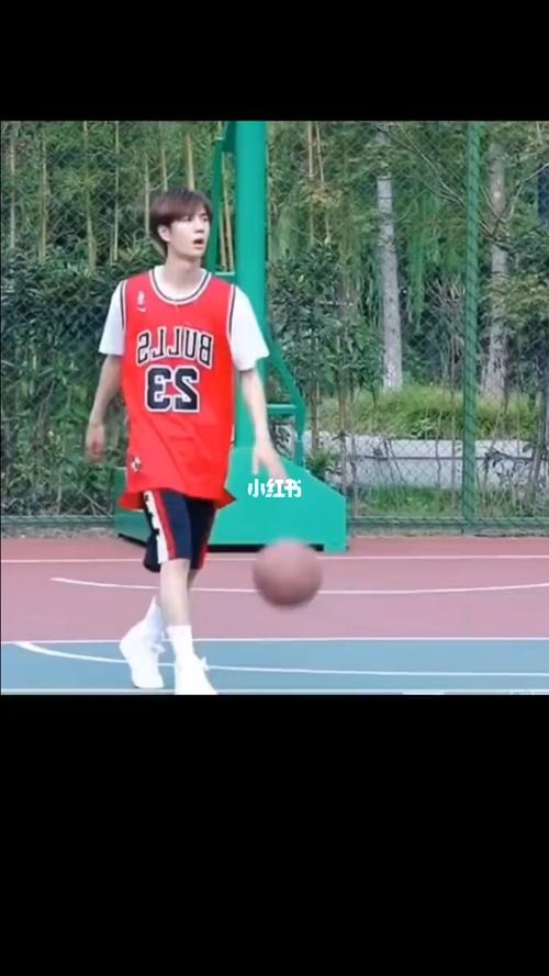 王一博打篮球真帅_王一博_篮球_陪你到世界之巅_娱乐