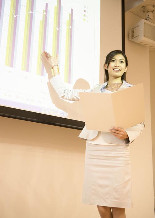 做演讲的职业女性图片