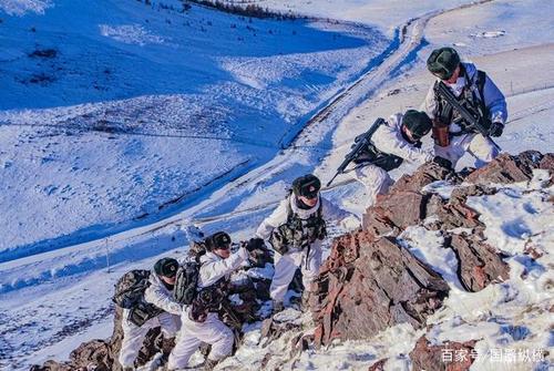 边防战士的一天怎样度过?翻越雪山穿过冰河,清理界碑
