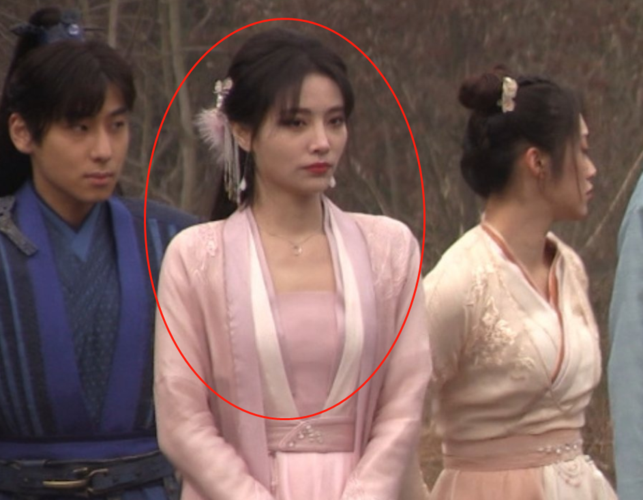 许佳琪古装路透,粉色服装甜美自带滤镜,造型比《如意芳霏》美艳