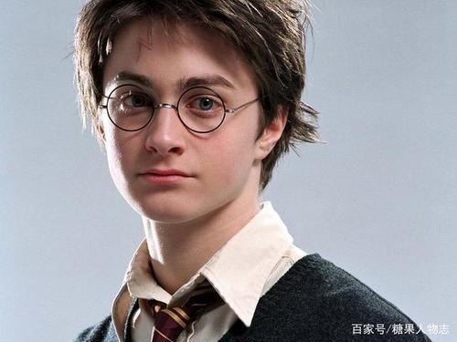 唯有第一主角"哈利波特"的扮演者丹尼尔例外,当时他11岁.