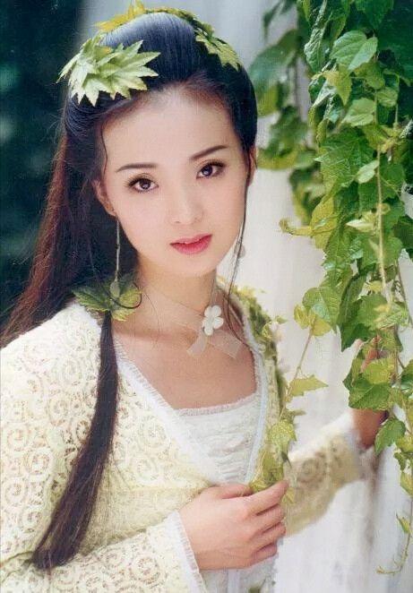 白飞飞(王艳饰演)