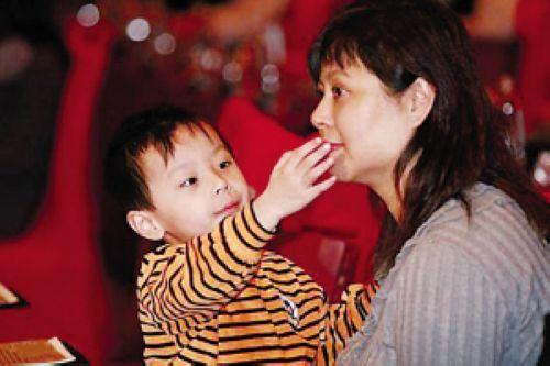 唐国强和漂亮妻子壮丽的两个儿子首次曝光(组图)