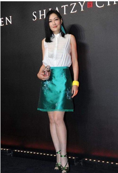 52岁孟广美不老女神,穿牛仔look套装现身活动活力四射