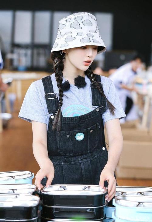 赵丽颖还搭配麻花辫双马尾,时尚感满分, 搭配t恤裙休闲慵懒