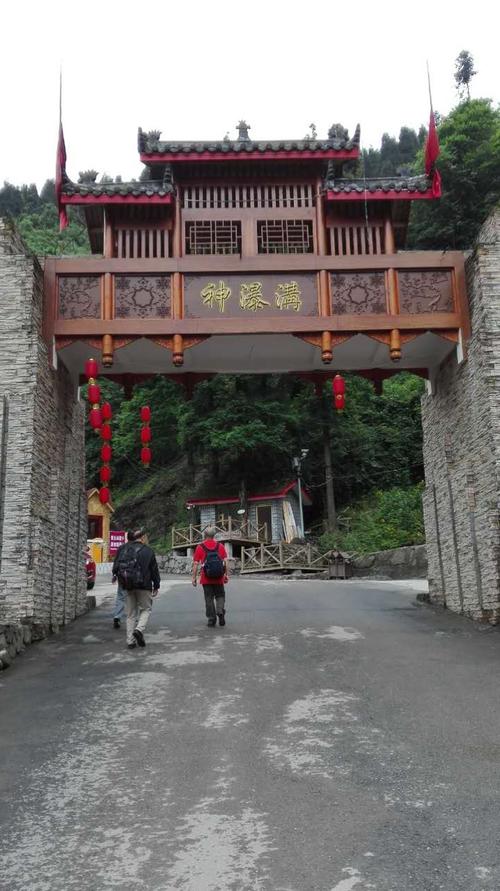 现在的神瀑沟是由以前的五龙沟改名而来, 沟口海拔1280米,沟尾1580米