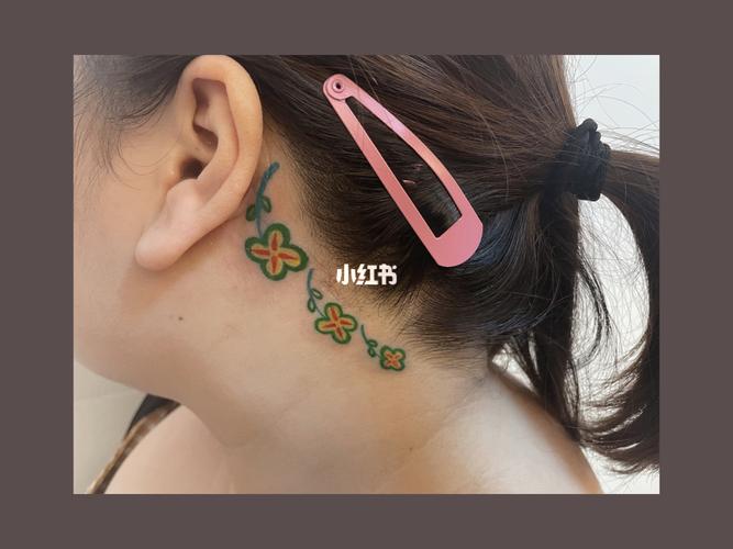 耳后小花朵/遮盖纹身_纹身_我的纹身分享_美妆_彩妆