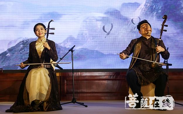 二胡《新赛马》(图片来源:菩萨在线 摄影:妙祺)