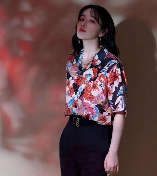 比剧情还上头的是阚清子的复古港风穿搭