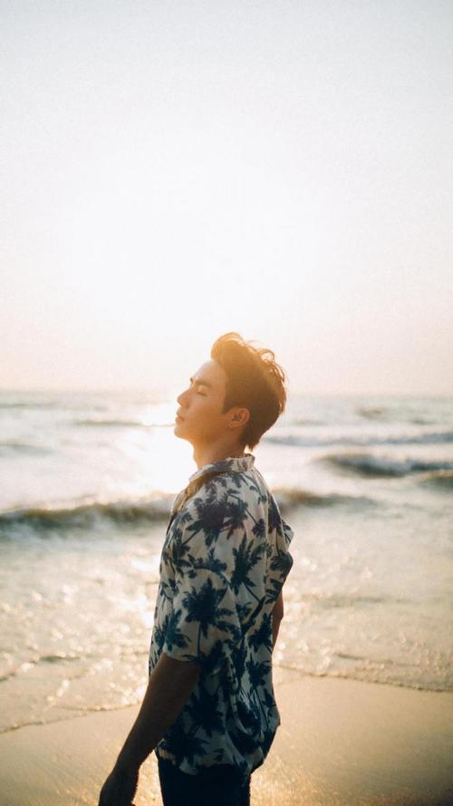 时尚休闲风李海海帅气衬衫迷人写真