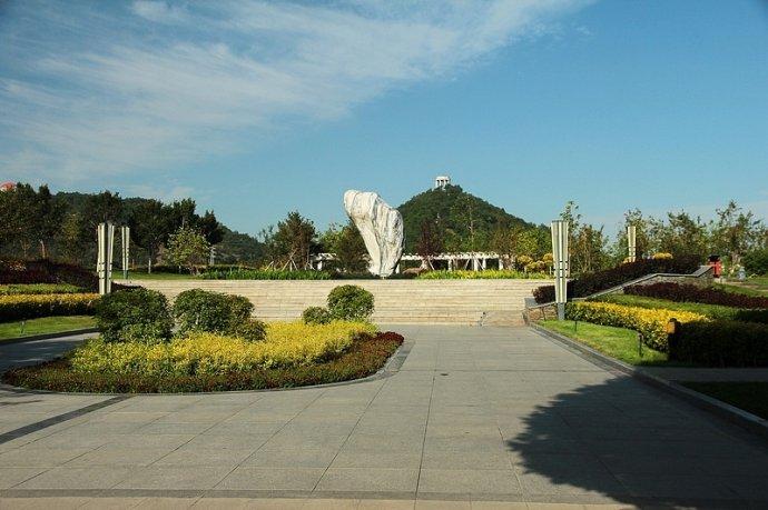 首先去了位于乌鲁木齐市西侧,沙依巴克区的雅山公园