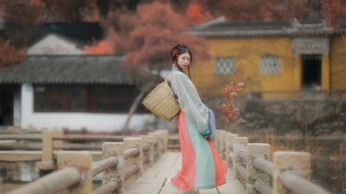 汉服古风:岁月走走停停,没写出游记,却把心事点一朵