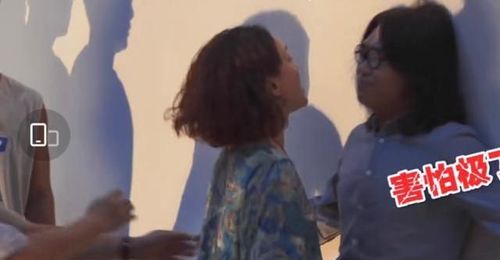 接下来的画面便是周迅走向靠近墙壁的话剧团导演大鹏扮演的胡昆汀