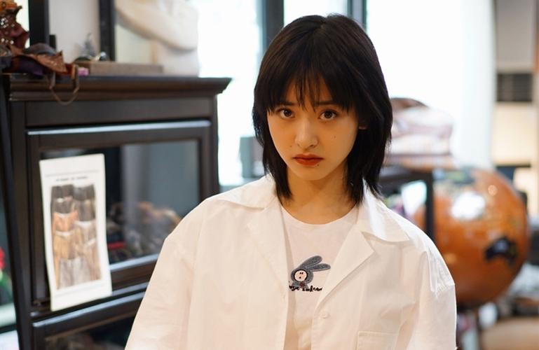 沈月发库存照片,满脸笑盈盈,蹲下拍照像是初中女孩