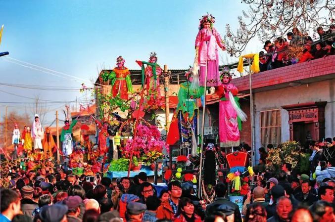 闹元宵塔儿湾景区金牛送福舞龙舞狮攻鼓子社火表演等邀您一起过佳节