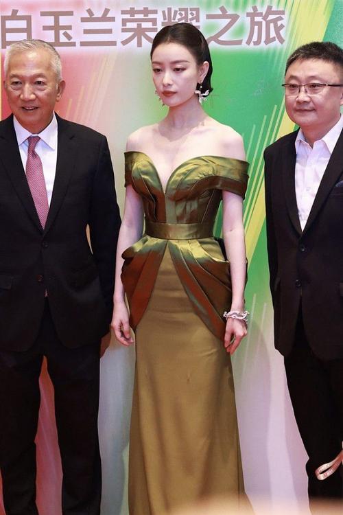 气质冷艳的倪妮穿修身裙有女人味造型精致大气有古典气息