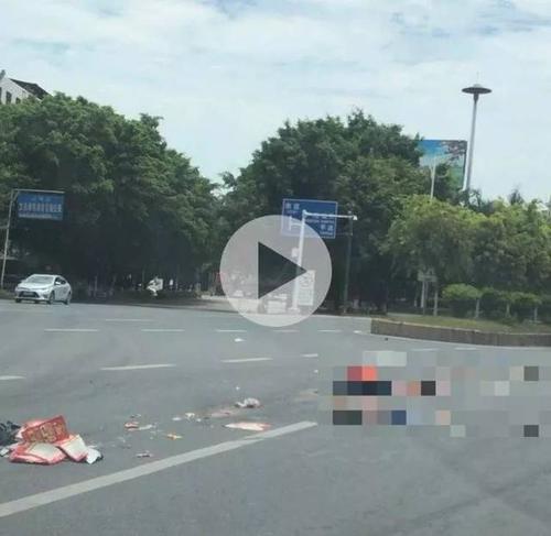 环城路月梅车站门口发生惨痛车祸,大人当场死亡!