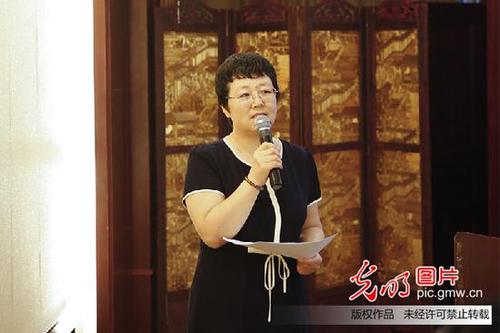 人民摄影报副总编辑贾晓霞主持主题演讲与交流活动.