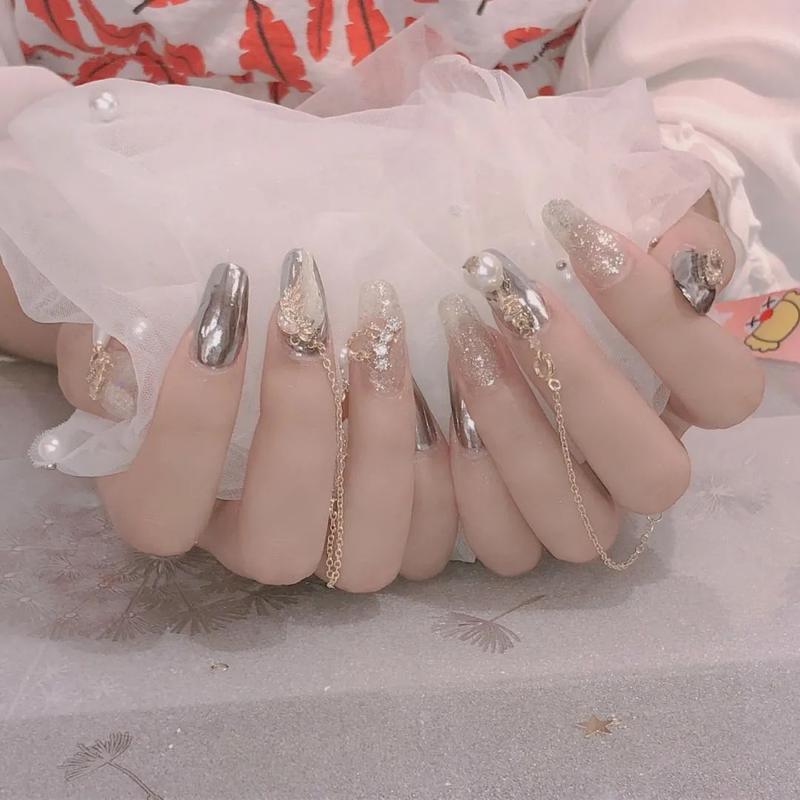 拍婚纱也适合结婚的款式今天一飞美甲就给大家分享一波所以这一两个月
