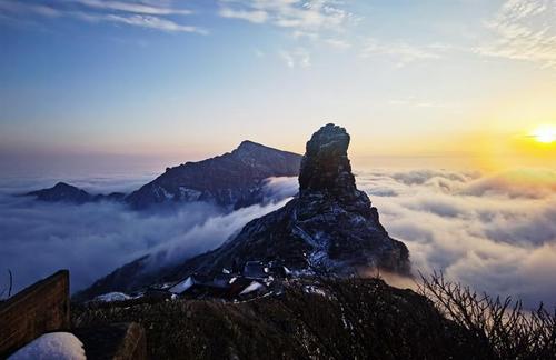 1月17日在贵州铜仁梵净山拍摄的夕阳云海景观.