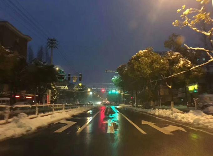 是他们在守护六合,彻夜未眠,保证市民的正常出行