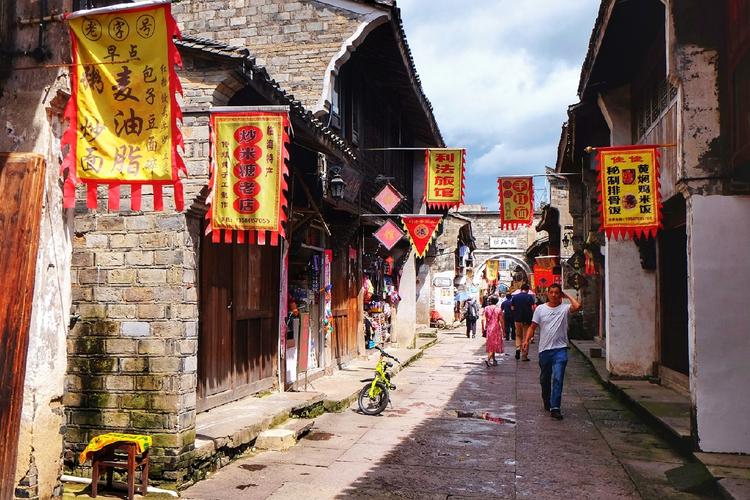 在紫阳饭店二楼吃饭时拍下的老街.