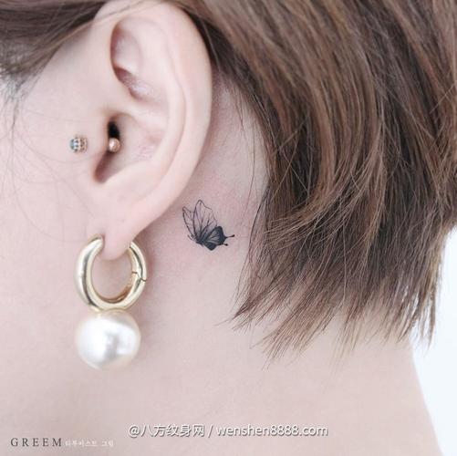 利川市国学老师蓝女生的耳后小清新蝴蝶纹身图案