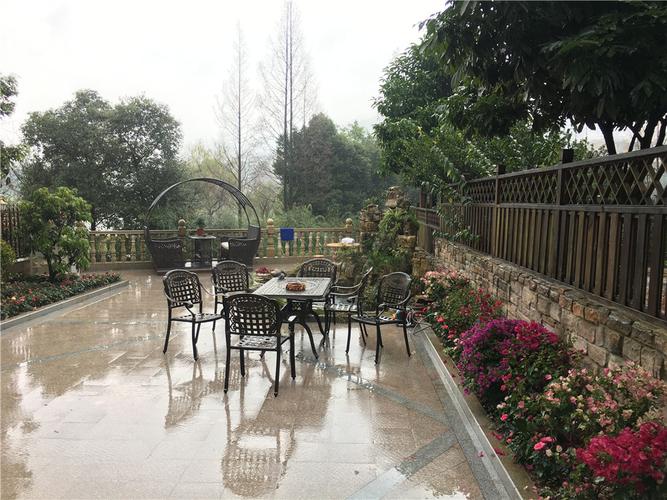 美式风格联排别墅装修实景图,下雨天拍出来更有意境