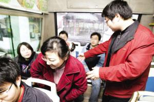 资料图片:让座