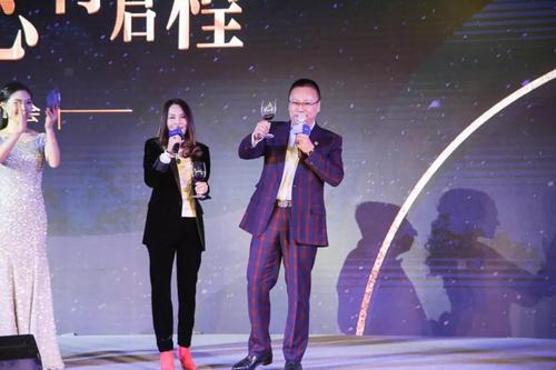 银盛泰集团董事长任军先生,副董事长姜萍女士上台,诚挚献上祝酒词