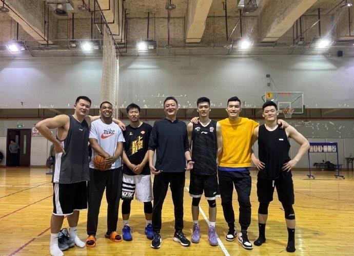 原创韩德君和易建联握手,张宁晒cba北大校友合照,原帅喜添千金