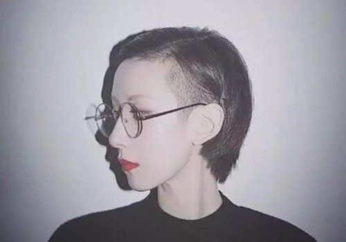 两边短,其余头发长的发型叫什么名字 女生掏空鬓角发型不止爱短发