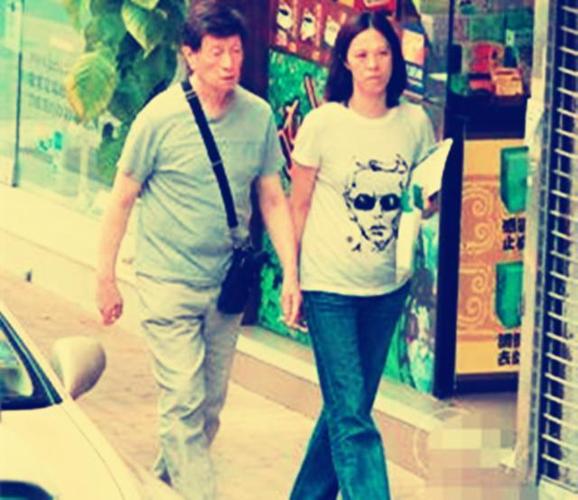 你不可能认识他,但肯定认识他的儿子!他的儿子叫周星驰