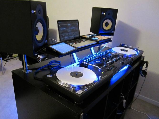 用ikea家俱做dj工作桌和器材架!