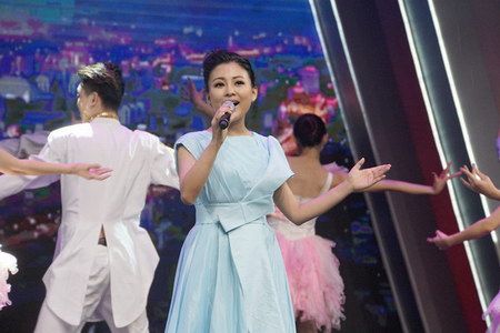 阿鲁阿卓亮相央视颁奖礼 美丽中国为梦"加冕"