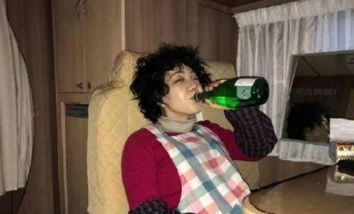 吴莫愁晒照片,戴围裙手拿酒瓶,脸色白,"妈妈卷"发型亮