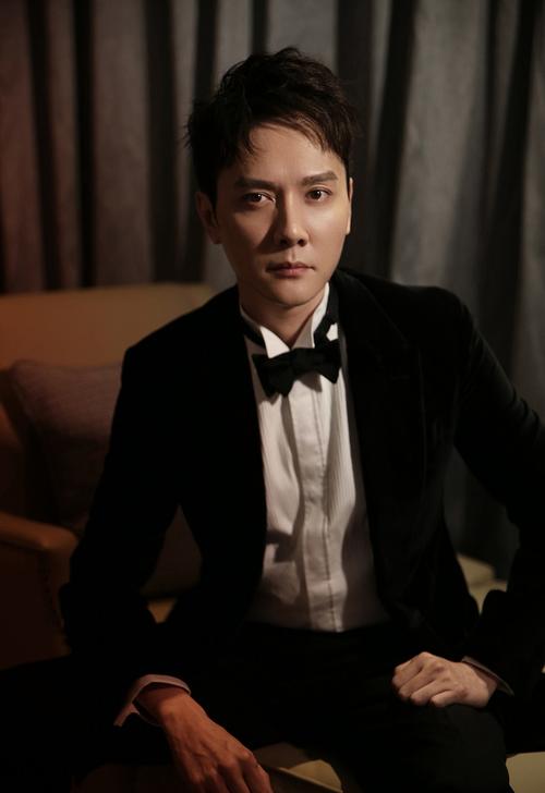 冯绍峰丝绒西装气质写真图片