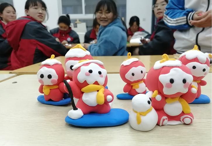 蒙城第一中学创意手工迎冬残奥巧手制作雪容融