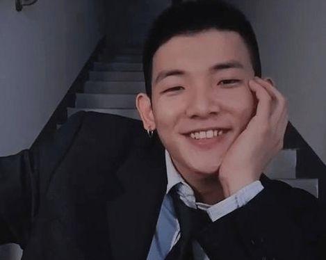 小眼睛网红梅尼耶,凭借独特的拍摄风格,稳坐抖音流量一哥位置