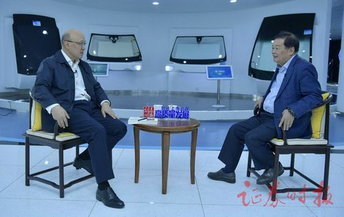 采访:证券时报社长兼总编辑何伟(左)  嘉宾:福耀玻璃董事长曹德旺(右)