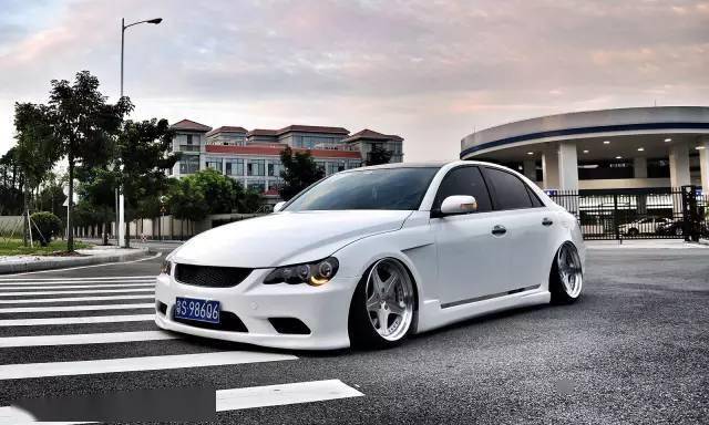 东莞经典白色锐志改装案例