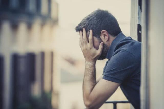 心理学家:内心极度自卑的男生,一般会有四大特征,尽量不要联系