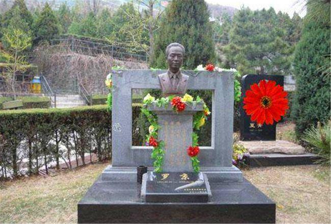 探访罗京墓地:曾经播音三巨头之一,墓前话筒雕像,似乎
