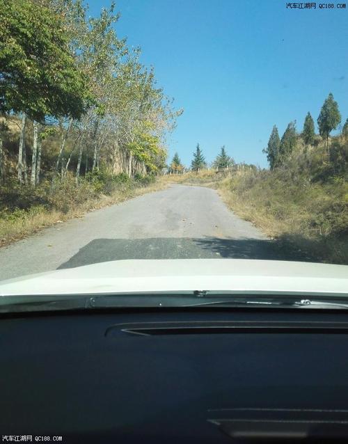 正在爬坡,30度坡.坡度怎么也拍不出来.